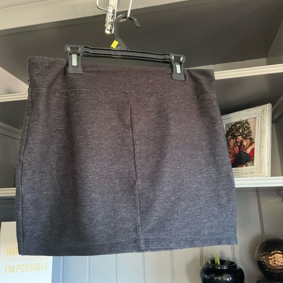 ❤️ FREE W 3 item bundle M/L stretchy mini skirt - Picture 2 of 2
